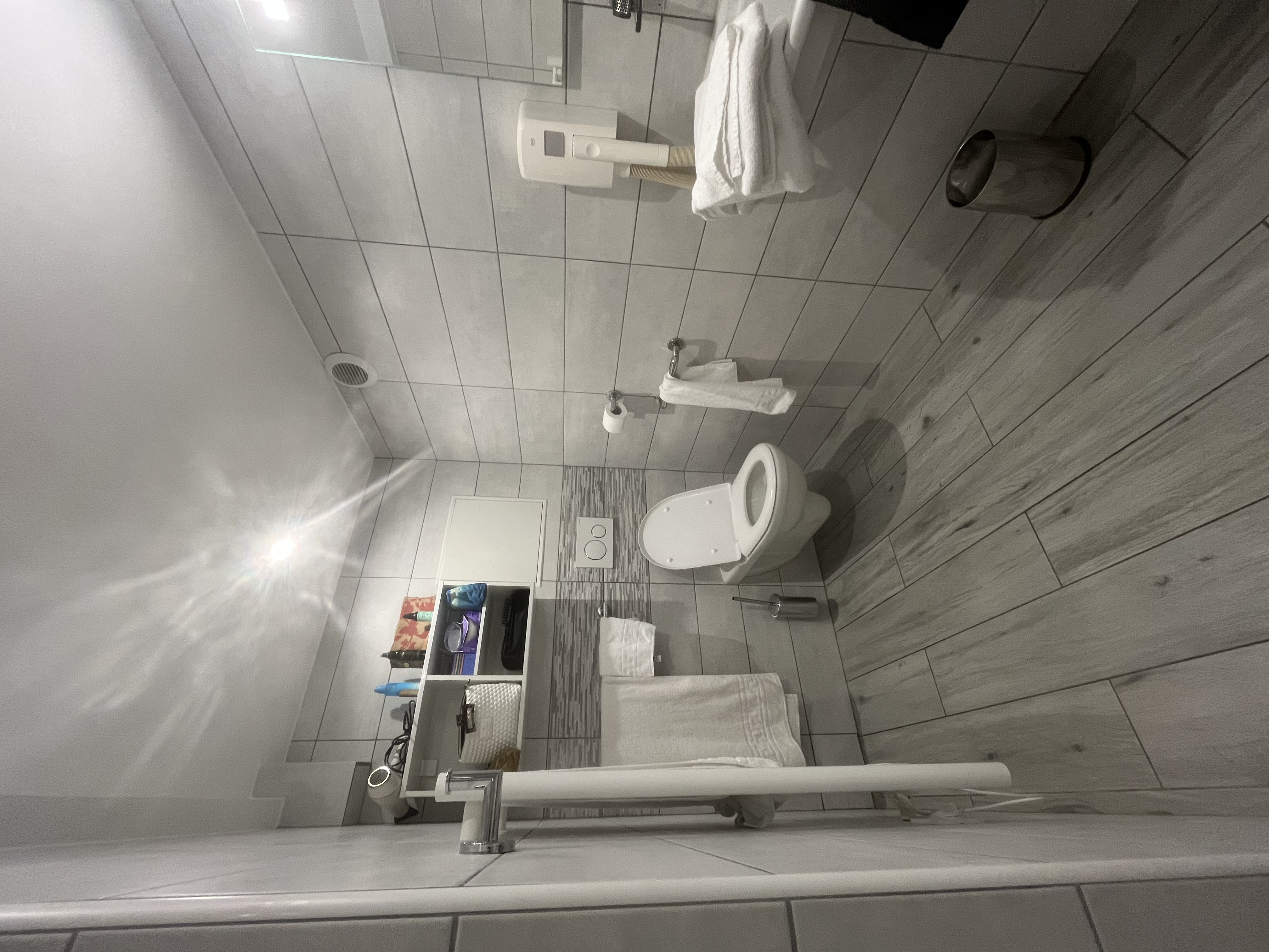 Salle de bain avant — intervention Maison Claire